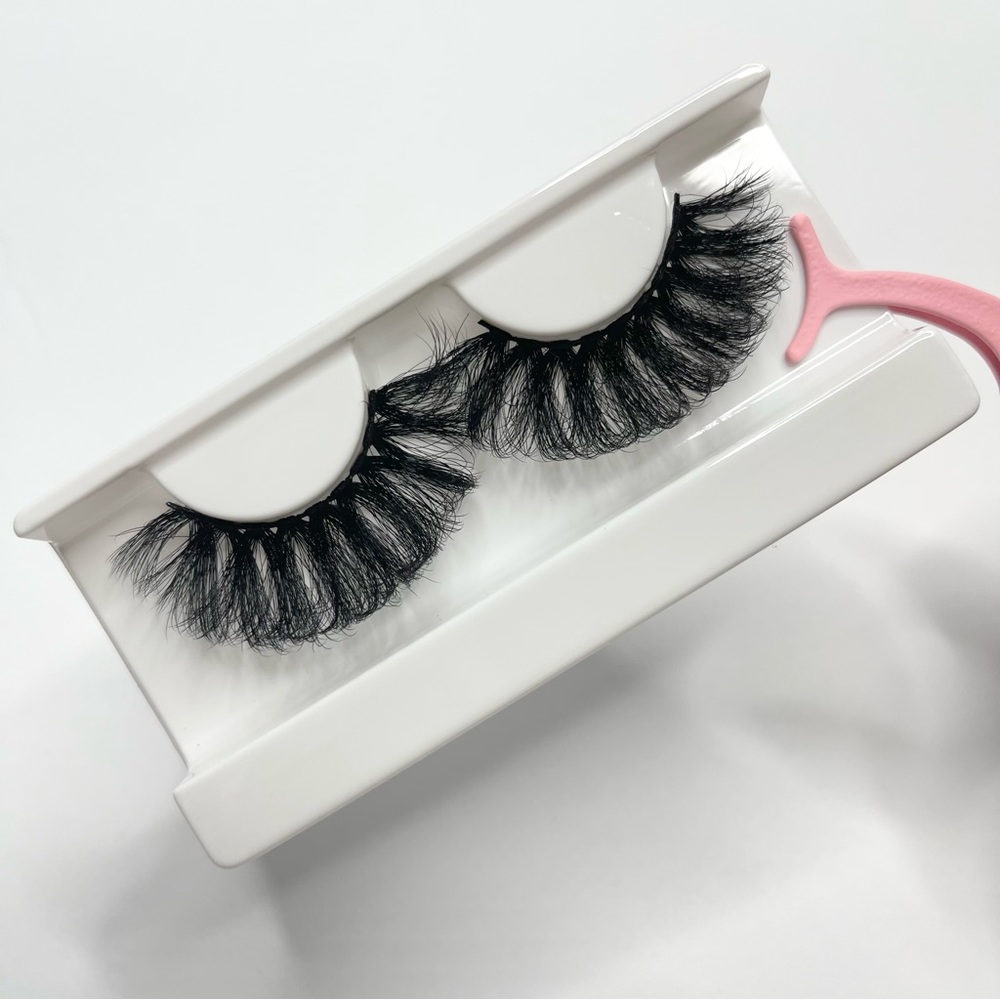 Sasha Lashes - Picture 3 of 3